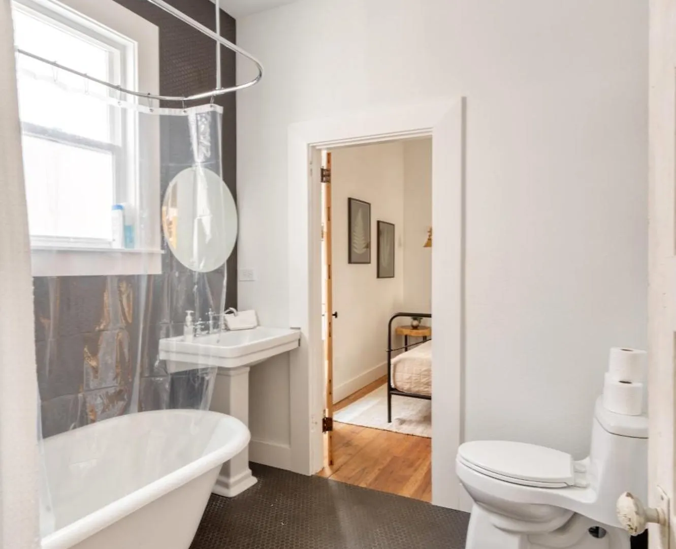 Stay Portland - The Etourdissante Suite - Forest Park & Local Eats Apartment