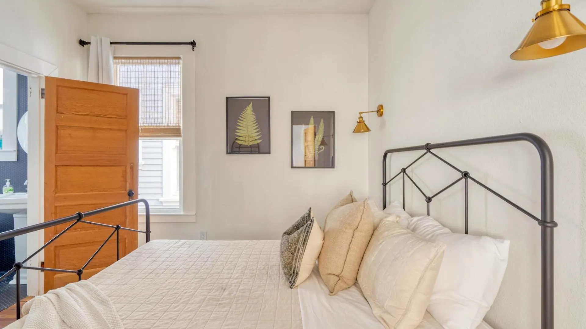 Stay Portland - The Etourdissante Suite - Forest Park & Local Eats