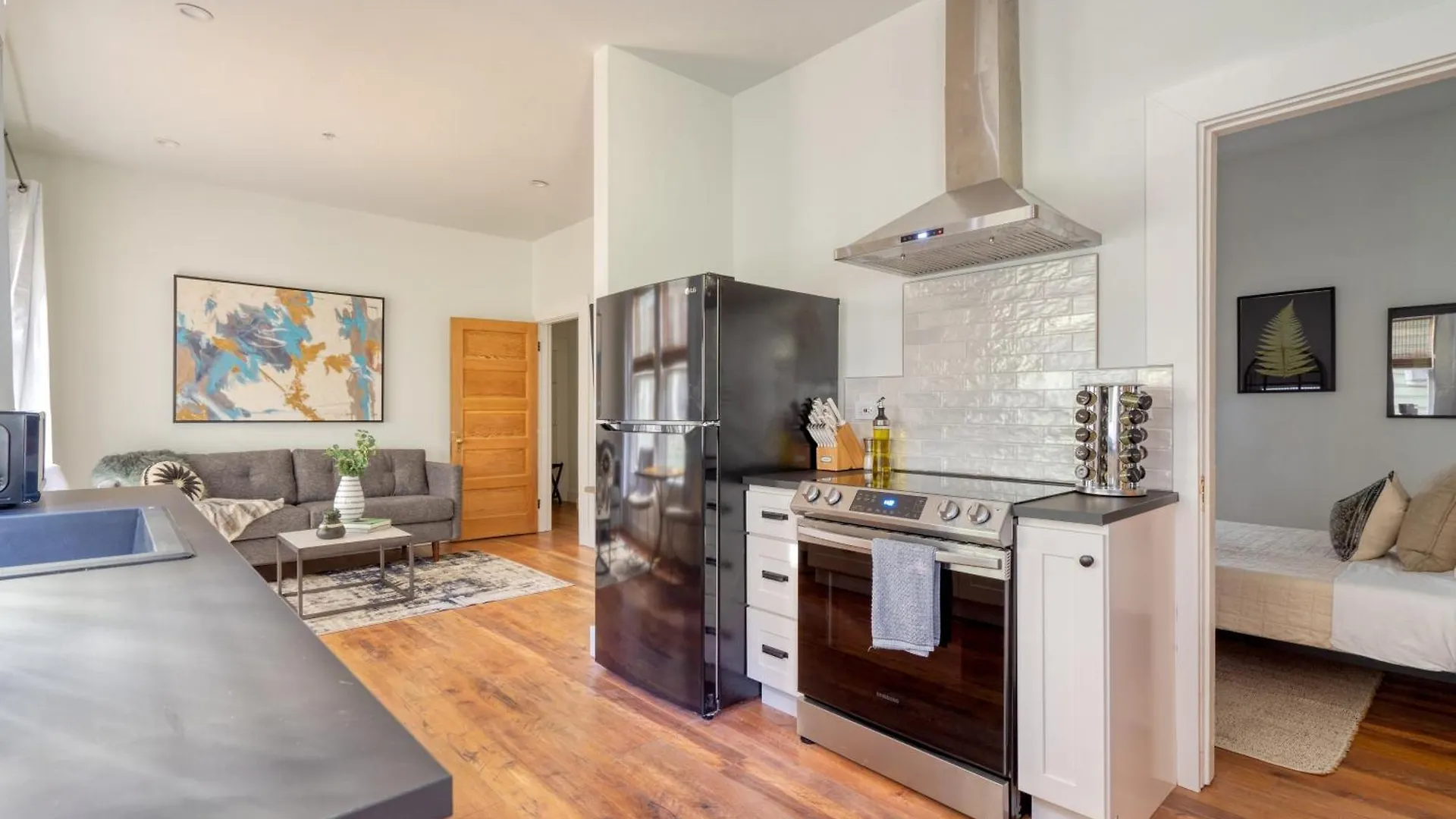 Stay Portland - The Etourdissante Suite - Forest Park & Local Eats Apartment