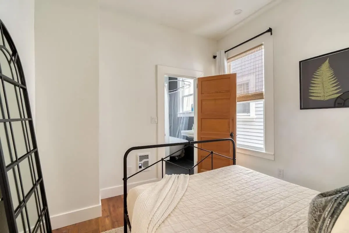 Stay Portland - The Etourdissante Suite - Forest Park & Local Eats Apartment