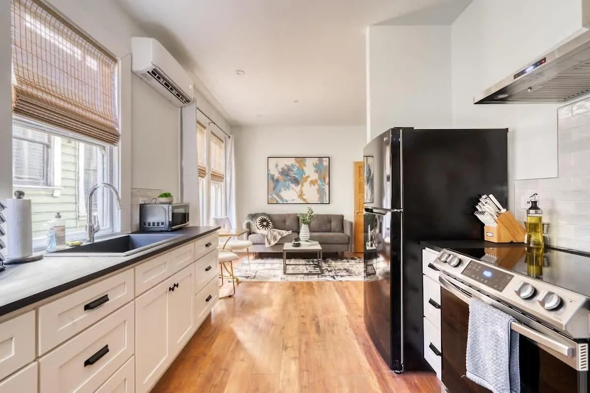 Stay Portland - The Etourdissante Suite - Forest Park & Local Eats Apartment
